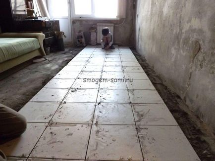 De stabilire a placilor ceramice pe podea, fără o cravată în cameră cu mobilier, smogom ei înșiși (cameră) De stabilire a placilor ceramice pe podea, fără o cravată în cameră cu mobilier, smogom ei înșiși
