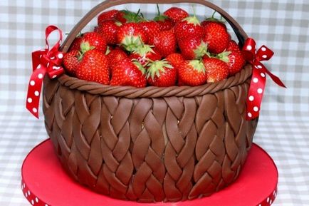 decorare tort de căpșuni 