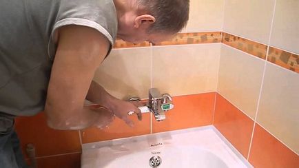 Instalați robinet în secvența de baie de lucrări, repararea și proiectarea baie