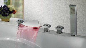 Instalați robinet în cada cu mâinile în special de instalare și video