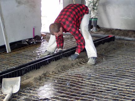 Vărsarea podea garaj beton în curs de pregătire și crearea tehnologiei