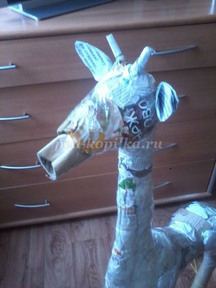 Girafa din papier-mache