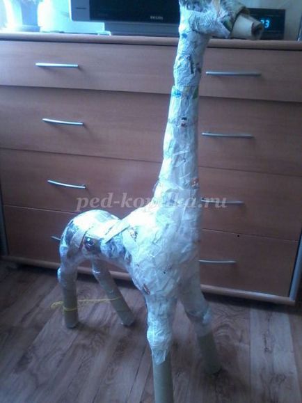 Girafa din papier-mache