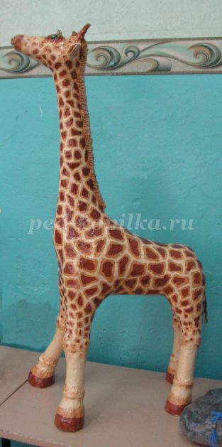 Girafa din papier-mache