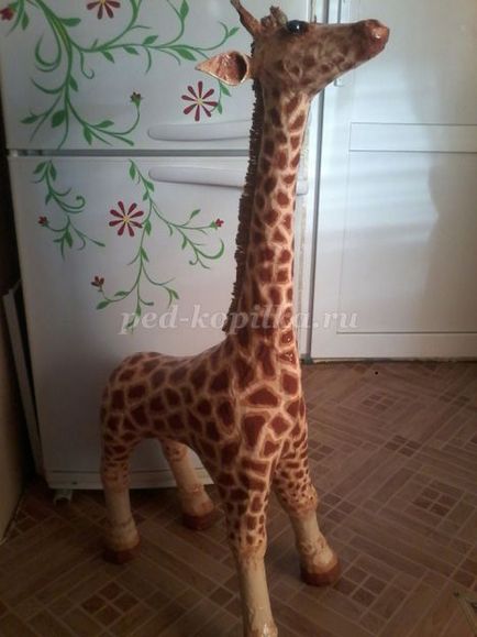 Girafa din papier-mache