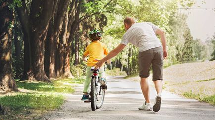 Cum să învețe copilul la o plimbare cu bicicleta