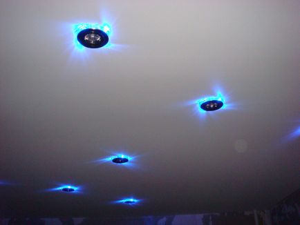 Spotlights pe plafon suspendat