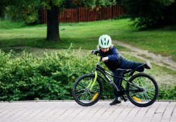 Cum să învețe copilul la o plimbare cu bicicleta