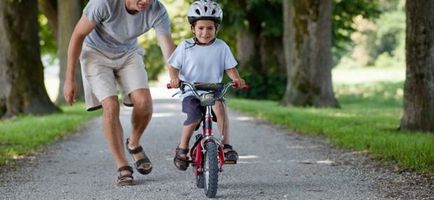 Cum să învețe copilul la o plimbare cu bicicleta