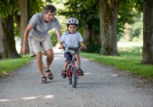 Cum să învețe copilul la o plimbare cu bicicleta