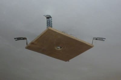 Spotlights pe plafon suspendat Spotlights pe plafon suspendat