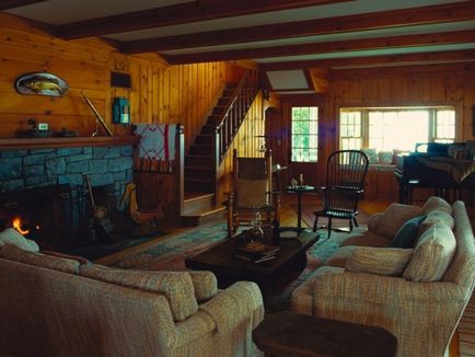 Interior rustic cu o sobă, o fotografie living, bucatarie