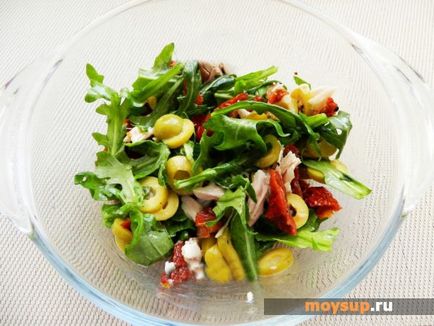 salată italiană cu roșii uscate, arugula și vergelele de pui fraged