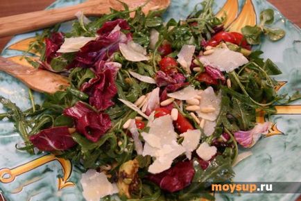salată italiană cu roșii uscate, arugula și vergelele de pui fraged