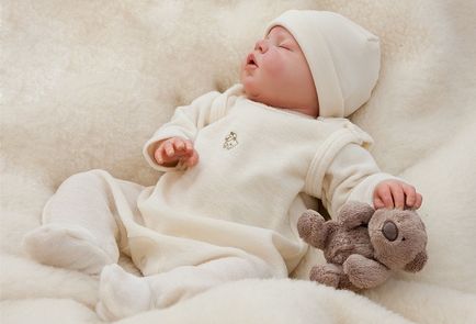 Cum să poarte un nou-născut la domiciliu în zilele calde și reci