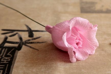 Cum sa faci un trandafir dintr-un carton ondulat