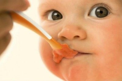 Când este mai bine să se introducă alimente solide sticla-primul copil Lure