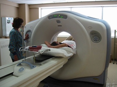 CT abdominal care arată prepararea CT cu substanță de contrast și preț
