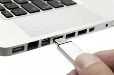 În cazul în care să introduceți unitatea flash USB în computer