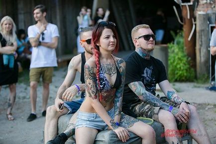 Bărbați chițăit, fetele suferă „(Festivalul de tatuaje) Bărbați chițăit, fetele suferă