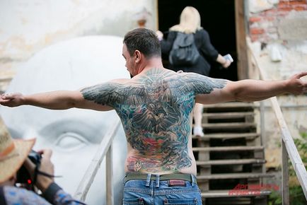 Bărbați chițăit, fetele suferă „(Festivalul de tatuaje) Bărbați chițăit, fetele suferă