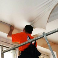 Finisarea tavanul cu panouri de plastic cu mâinile lor tehnologie de montare