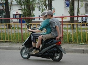 Diferente scutere și mopede
