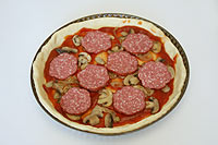 Pizza cu ciuperci și cârnați - o rețetă cu o fotografie