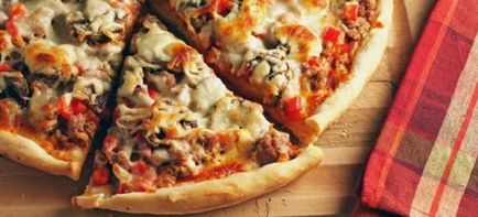 Pizza cu ciuperci si carne de pui cu cârnați, brânză și șuncă