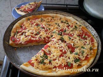 Pizza cu ciuperci, roșii și brânză