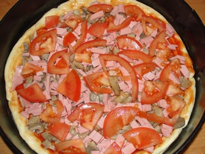 Pizza cu cârnați, roșii, ciuperci și brânză