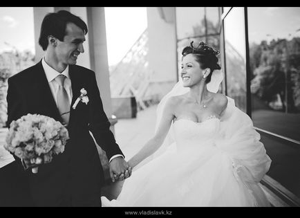 Laughing tineri casatoriti! Cel puțin, asigurați-vă că au zâmbit) (tineri casatoriti) Laughing tineri casatoriti! Cel puțin, asigurați-vă că au zâmbit)