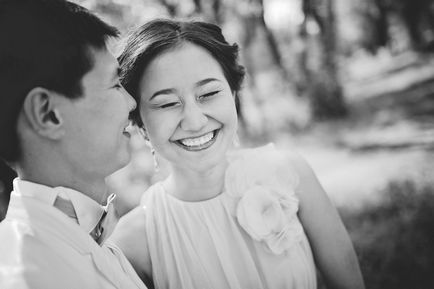 Laughing tineri casatoriti! Cel puțin, asigurați-vă că au zâmbit) (tineri casatoriti) Laughing tineri casatoriti! Cel puțin, asigurați-vă că au zâmbit)