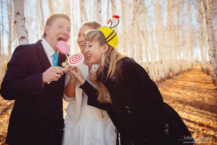 Laughing tineri casatoriti! Cel puțin, asigurați-vă că au zâmbit) (tineri casatoriti) Laughing tineri casatoriti! Cel puțin, asigurați-vă că au zâmbit)