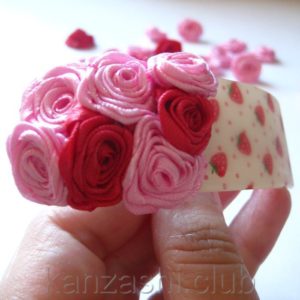 Rose de panglici de satin cu mâinile lor (trandafir) Rose de panglici de satin cu mâinile lor