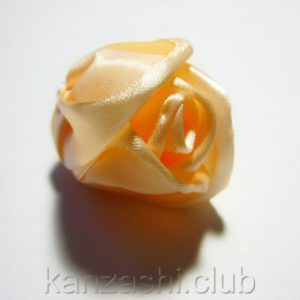 Rose de panglici de satin cu mâinile lor (lor) Rose de panglici de satin cu mâinile lor