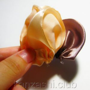 Rose de panglici de satin cu mâinile lor Rose de panglici de satin cu mâinile lor
