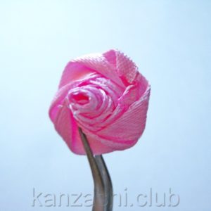 Rose de panglici de satin cu mâinile lor Rose de panglici de satin cu mâinile lor