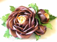 Rose de panglici de satin cu mâinile lor (satin) Rose de panglici de satin cu mâinile lor