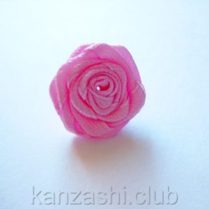 Rose de panglici de satin cu mâinile lor (trandafir) Rose de panglici de satin cu mâinile lor