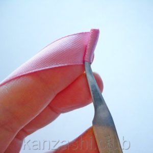 Rose de panglici de satin cu mâinile lor (mâini) Rose de panglici de satin cu mâinile lor