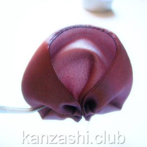 Rose de panglici de satin cu mâinile lor (satin lățime curea) Rose de panglici de satin cu mâinile lor