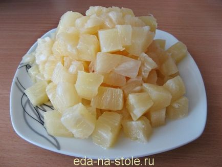 Salata cu carne de pui, ananas, ciuperci, mancare pe masa