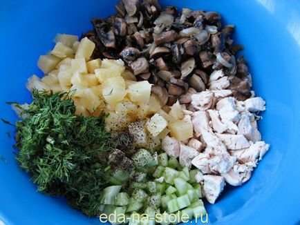 Salata cu carne de pui, ananas, ciuperci, mancare pe masa