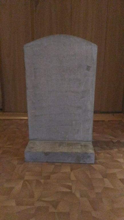 Stelă, monumentul realizat din beton, cu un stand cu mâinile lor