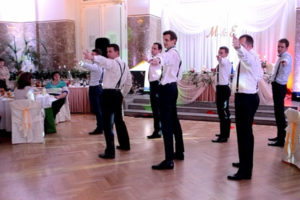 groomsmen de dans de la vestele de nunta ca divertisment