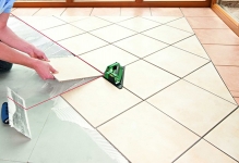 De stabilire a placi ceramice pe diagonala la podea ca locul și a pus-o configurație de diamant, aspectul etaj, fotografie