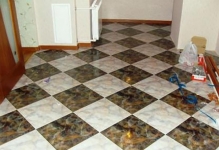 De stabilire a placi ceramice pe diagonala la podea ca locul și a pus-o configurație de diamant, aspectul etaj, fotografie