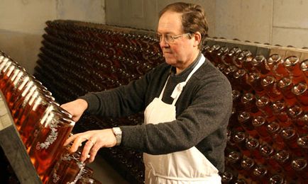 profesiei de vin (experți care monitorizează) comerțului cu vin