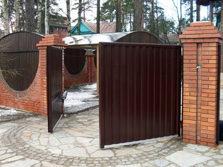Poarta de carton ondulat cu mâinile, portalul de construcție